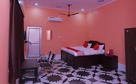 Oyo 22221 Yadav Hotel